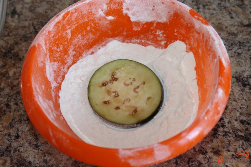 Фото приготовление рецепта: Башенки из баклажана и помидора с чесночным майонезом шаг №2