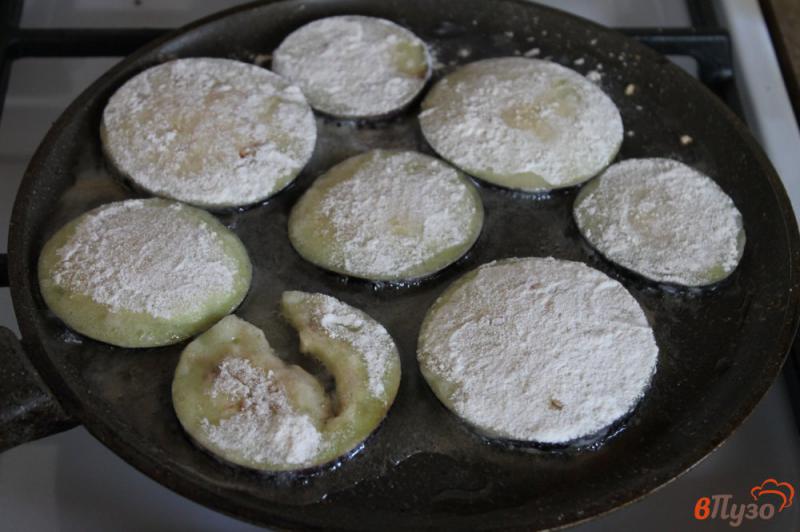 Фото приготовление рецепта: Башенки из баклажана и помидора с чесночным майонезом шаг №3