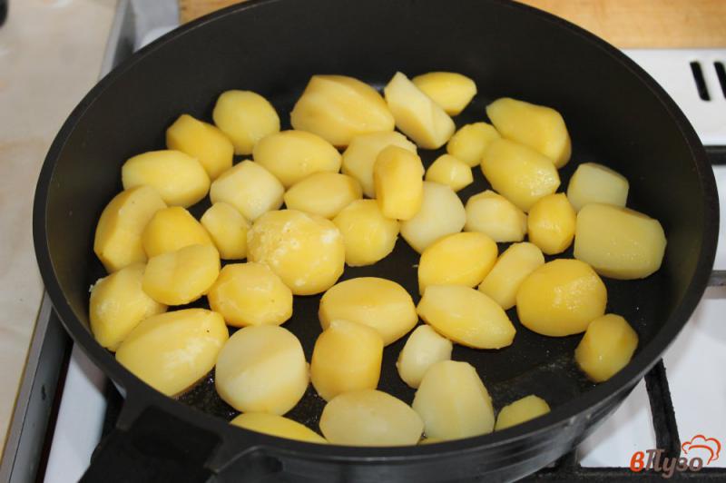 Фото приготовление рецепта: Запеченный картофель со свининой и перцем под сырной корочкой шаг №4