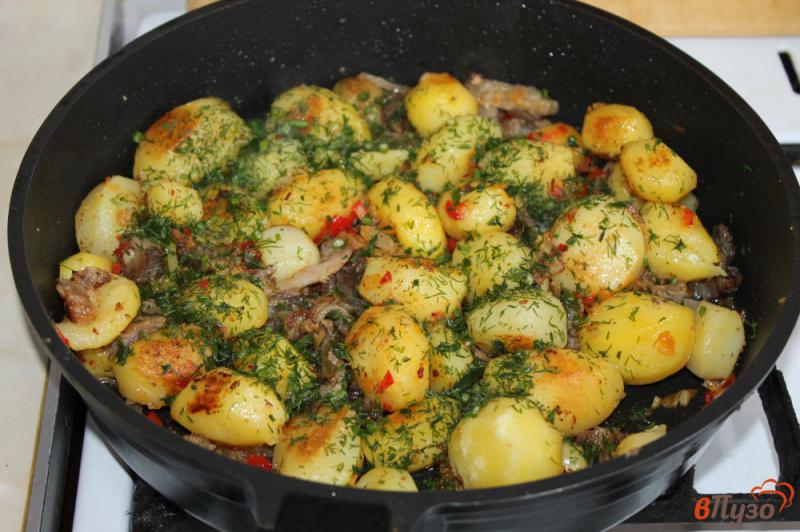 Фото приготовление рецепта: Запеченный картофель со свининой и перцем под сырной корочкой шаг №5