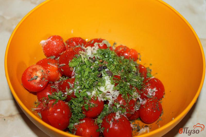 Фото приготовление рецепта: Салат из помидоров черри зелени и чеснока шаг №3