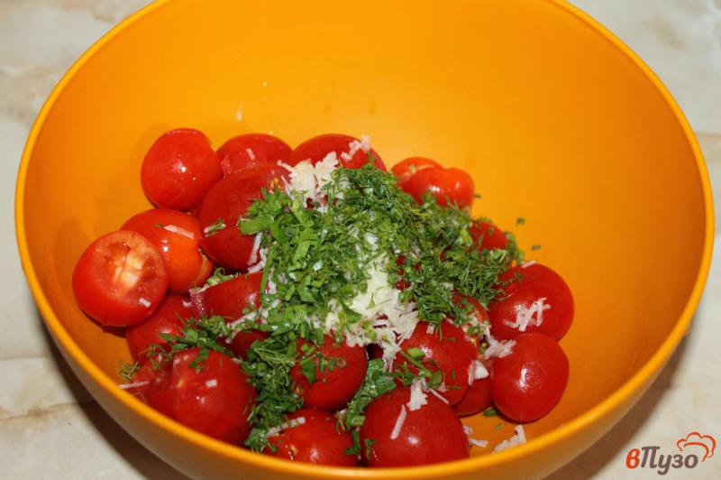 Фото приготовление рецепта: Салат из помидоров черри зелени и чеснока шаг №2