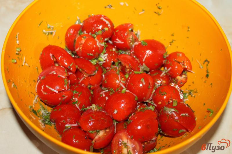 Фото приготовление рецепта: Салат из помидоров черри зелени и чеснока шаг №4