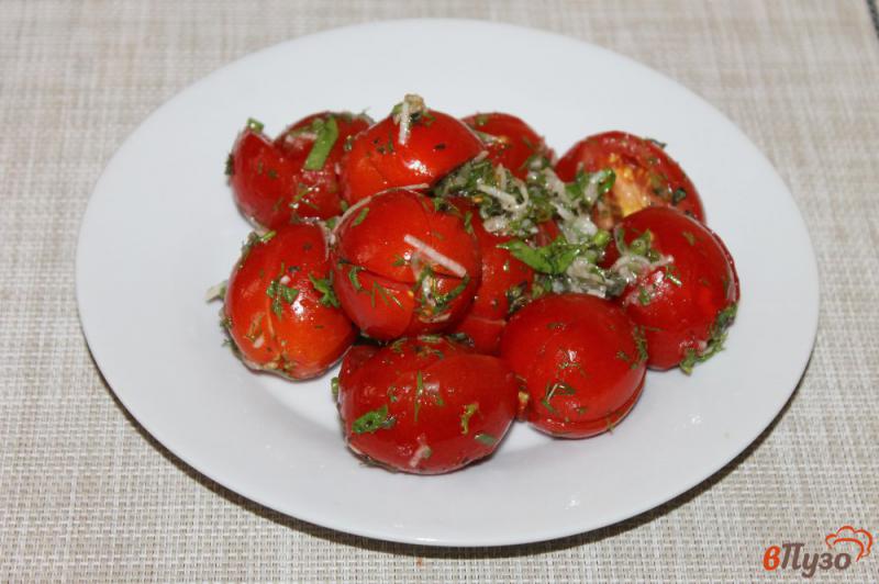 Фото приготовление рецепта: Салат из помидоров черри зелени и чеснока шаг №5