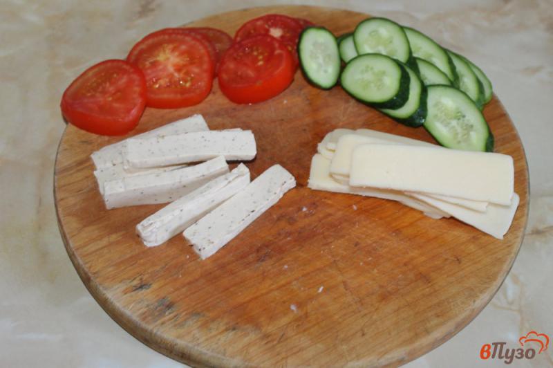 Фото приготовление рецепта: Панини с сыром и овощами шаг №1
