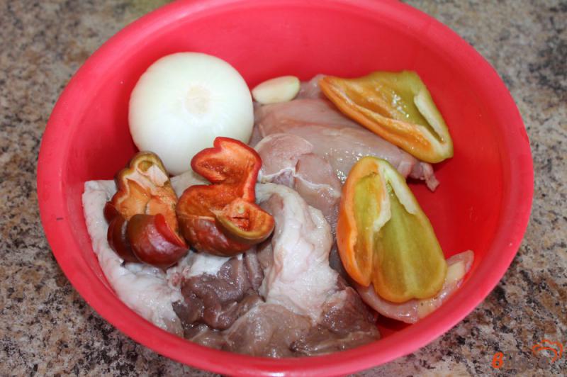 Фото приготовление рецепта: Котлеты курино - свиные с перцем в духовке шаг №2