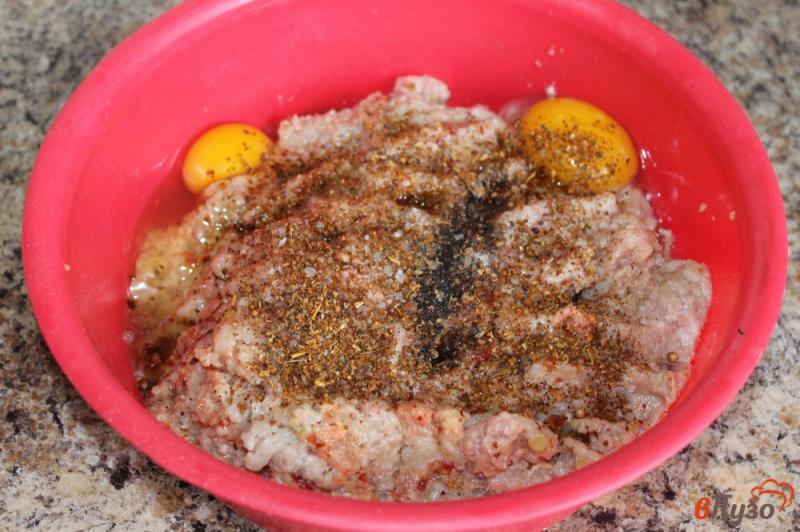 Фото приготовление рецепта: Котлеты курино - свиные с перцем в духовке шаг №4