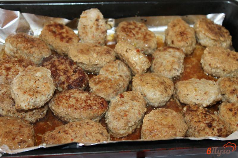 Фото приготовление рецепта: Котлеты курино - свиные с перцем в духовке шаг №5