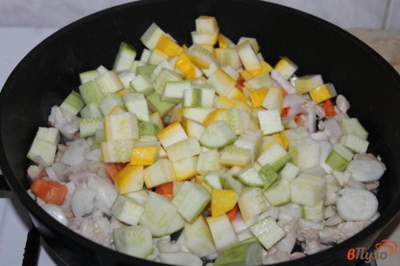 Фото приготовление рецепта: Рагу из кабачка и куриного филе шаг №4