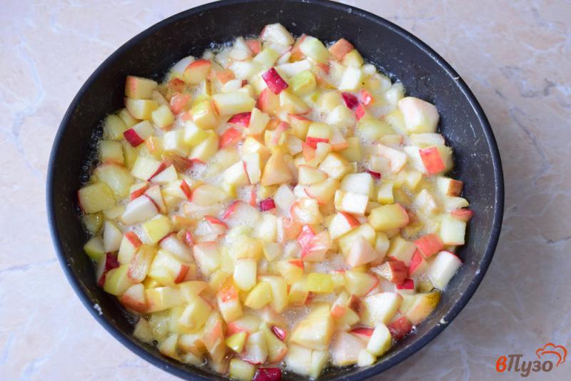 Фото приготовление рецепта: Яблоки с изюмом в карамели шаг №4