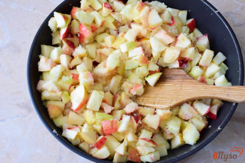 Фото приготовление рецепта: Яблоки с изюмом в карамели шаг №3
