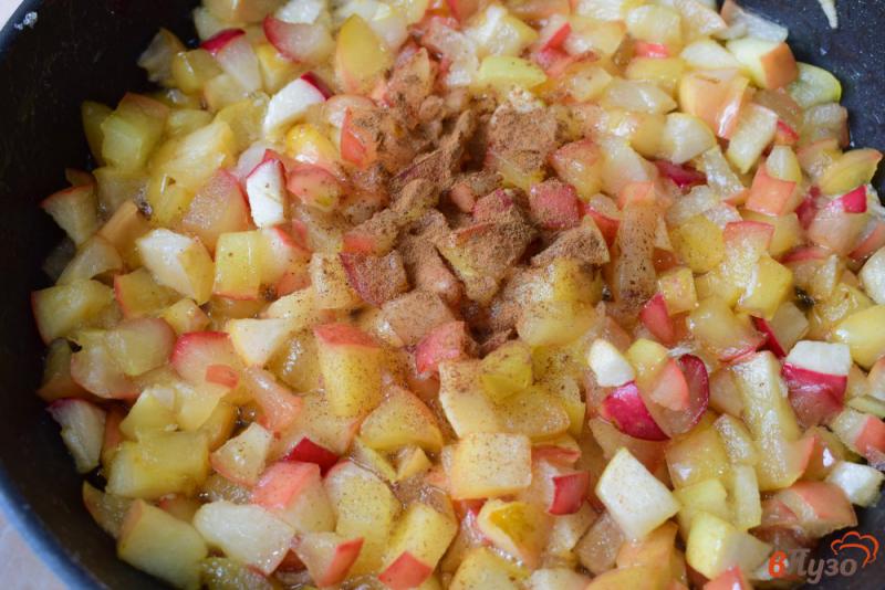 Фото приготовление рецепта: Яблоки с изюмом в карамели шаг №5
