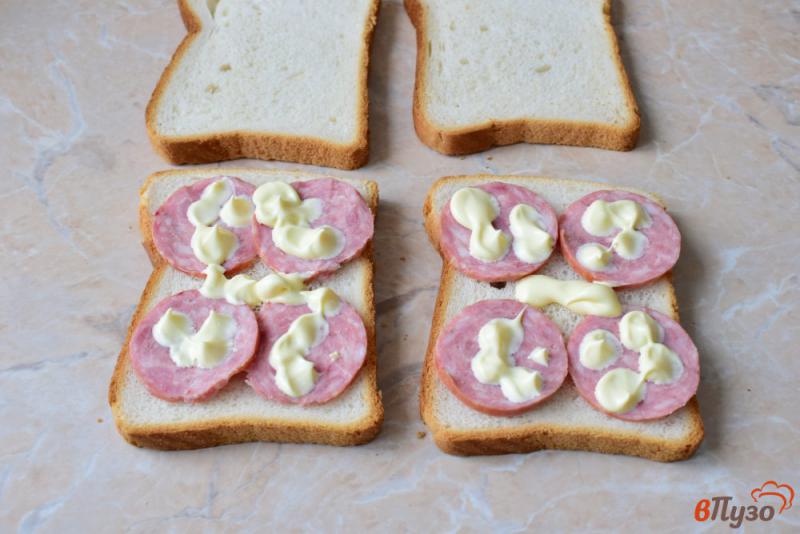 Фото приготовление рецепта: Сэндвичи с колбасой шаг №2