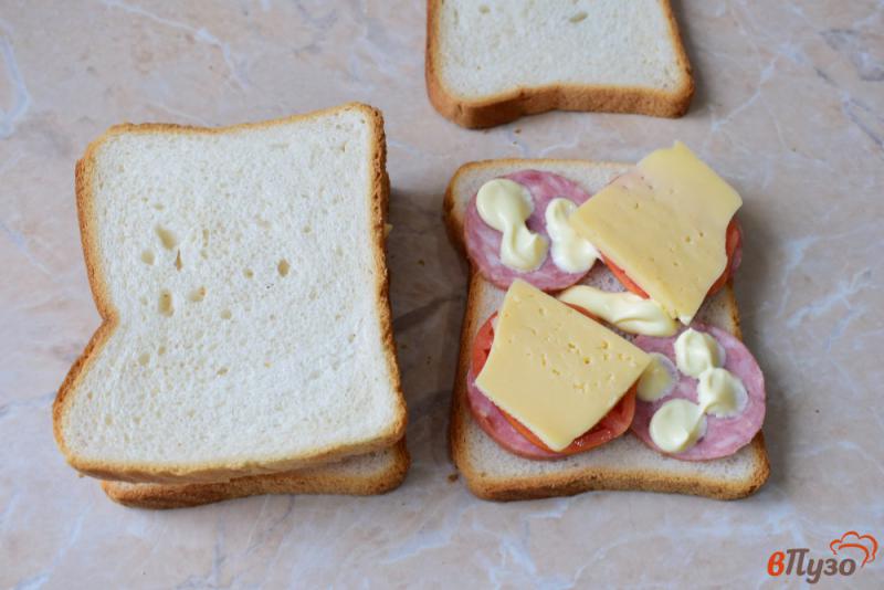 Фото приготовление рецепта: Сэндвичи с колбасой шаг №4
