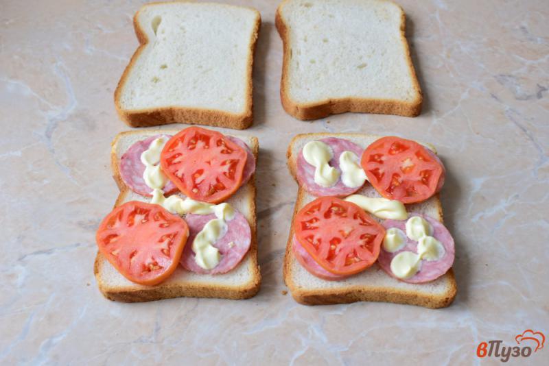 Фото приготовление рецепта: Сэндвичи с колбасой шаг №3