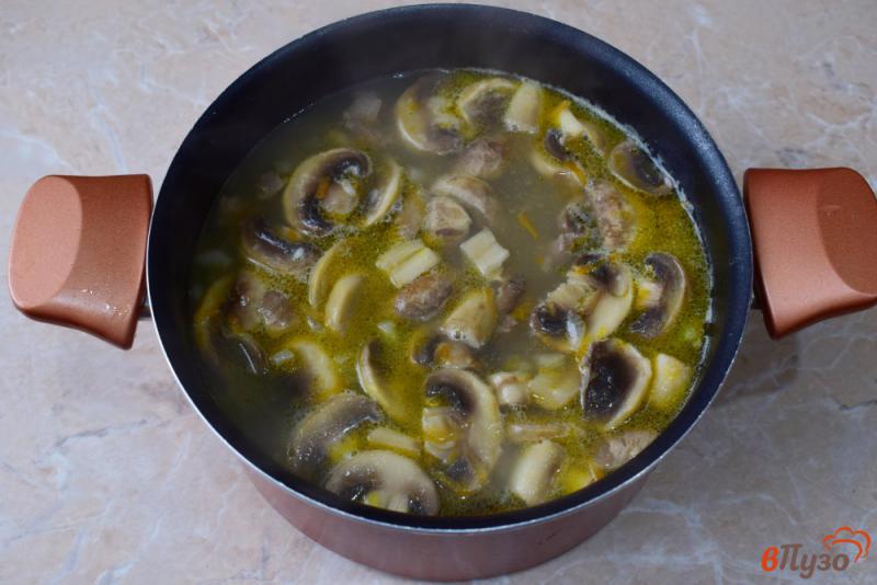 Фото приготовление рецепта: Суп из баранины с шампиньонами шаг №4