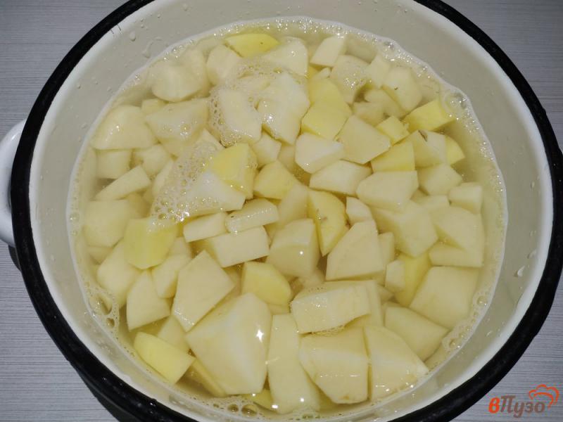 Фото приготовление рецепта: Картофель тушеный с колбасой шаг №1