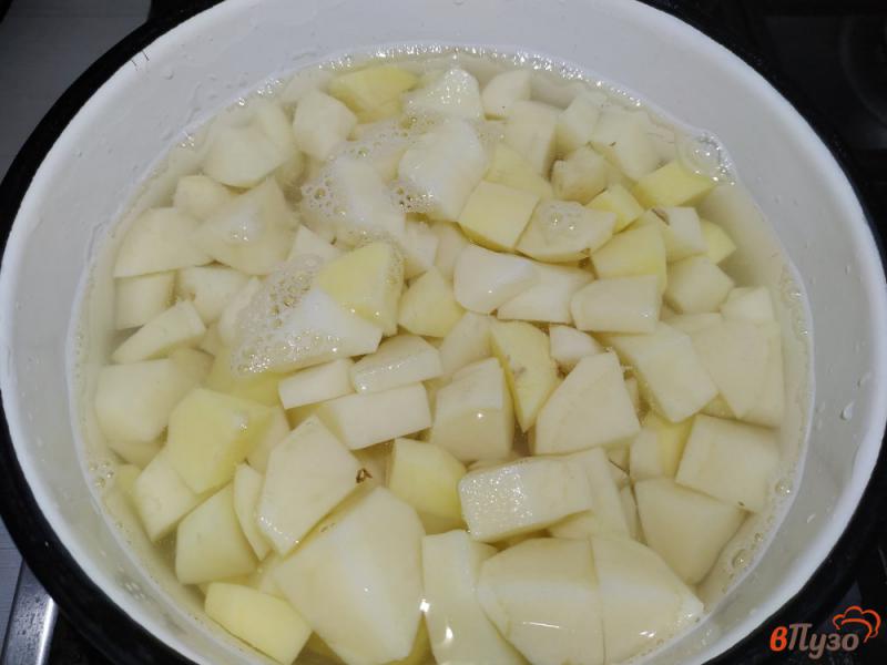 Фото приготовление рецепта: Картофель тушеный с колбасой шаг №2