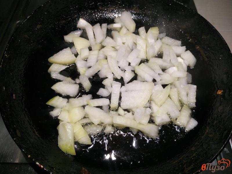 Фото приготовление рецепта: Картофель тушеный с колбасой шаг №4