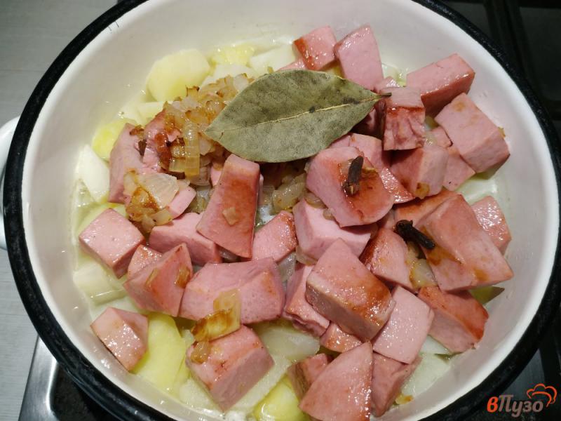Фото приготовление рецепта: Картофель тушеный с колбасой шаг №7