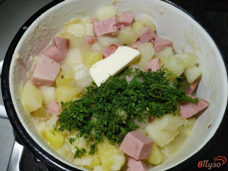 Фото приготовление рецепта: Картофель тушеный с колбасой шаг №8