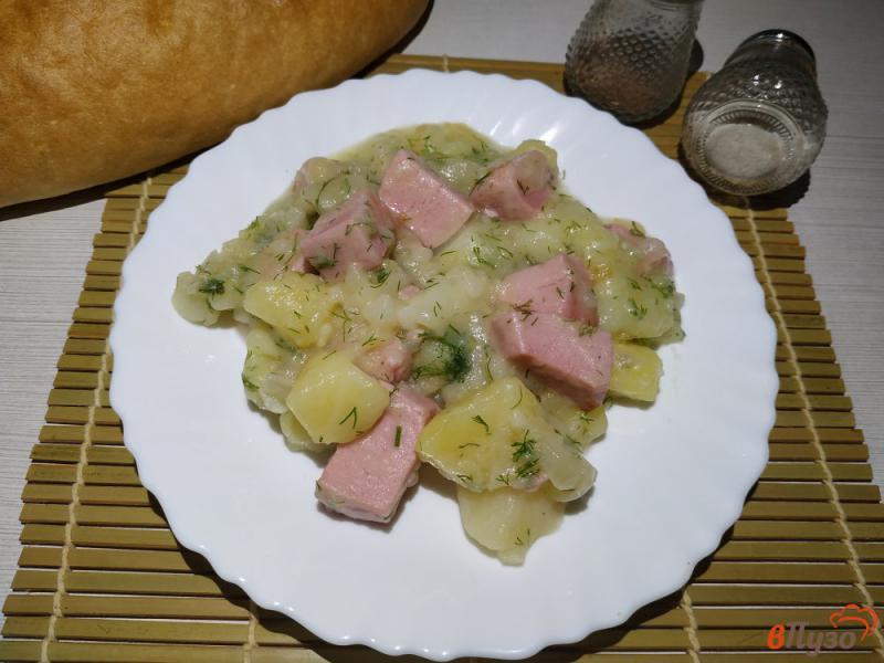 Фото приготовление рецепта: Картофель тушеный с колбасой шаг №10