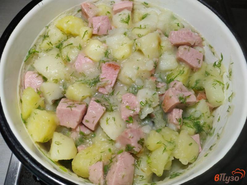 Фото приготовление рецепта: Картофель тушеный с колбасой шаг №9