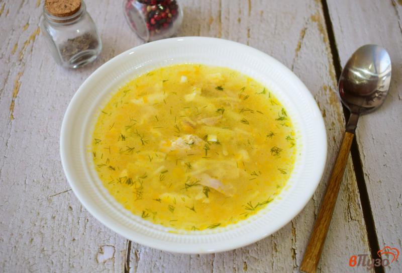 Фото приготовление рецепта: Куриный суп с яйцами шаг №7