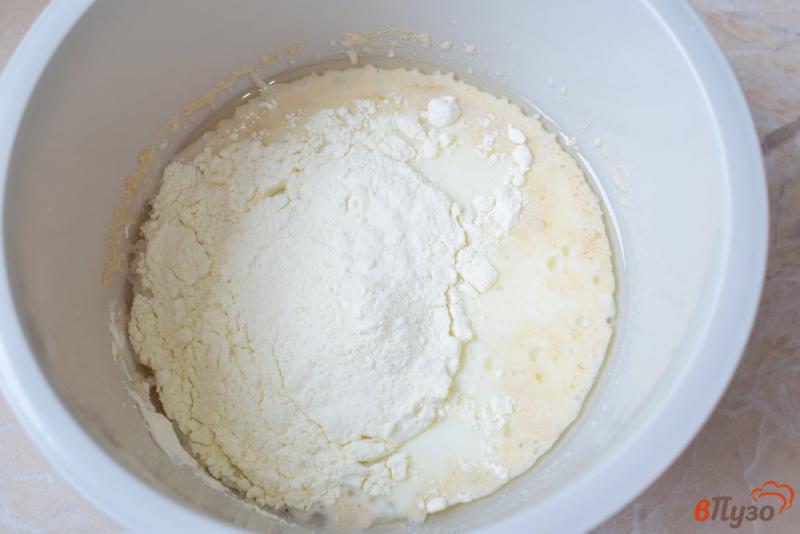 Фото приготовление рецепта: Простое дрожжевое тесто на молоке шаг №3