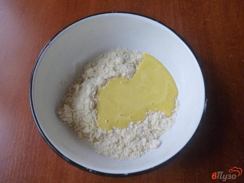 Фото приготовление рецепта: Пирог со сливами и сметанной заливкой шаг №3