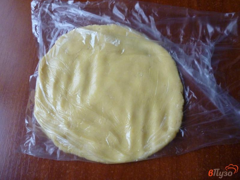 Фото приготовление рецепта: Пирог со сливами и сметанной заливкой шаг №4