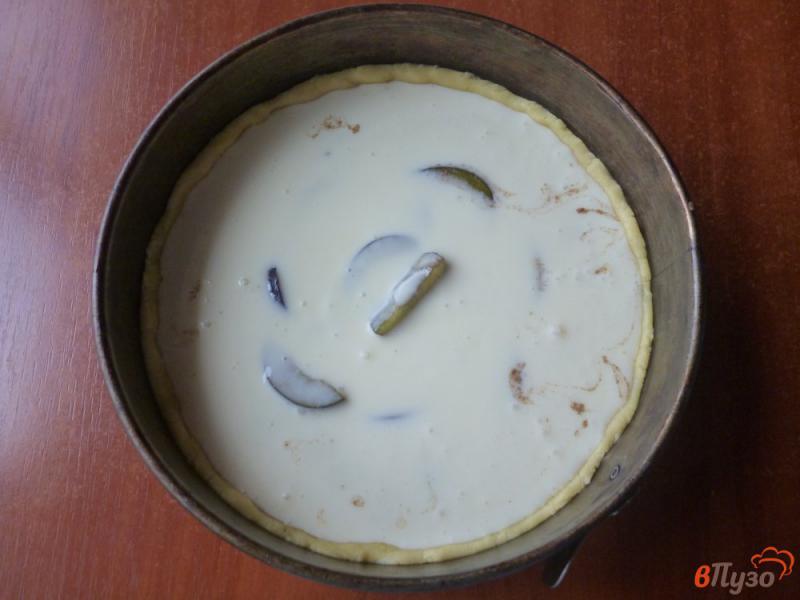 Фото приготовление рецепта: Пирог со сливами и сметанной заливкой шаг №8