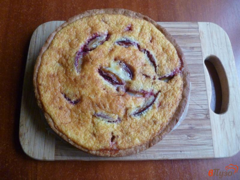 Фото приготовление рецепта: Пирог со сливами и сметанной заливкой шаг №9