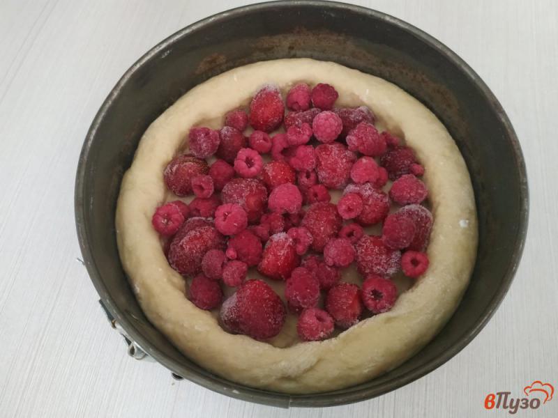 Фото приготовление рецепта: Открытый ягодный пирог шаг №7