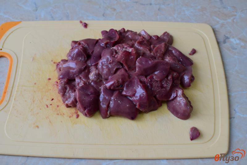 Фото приготовление рецепта: Куриная печень с грудинкой в сливках шаг №3