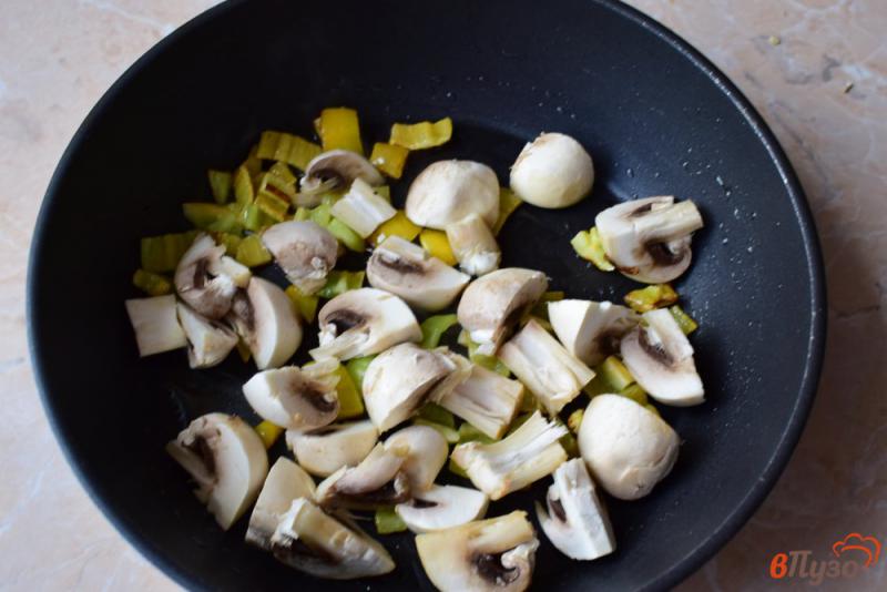 Фото приготовление рецепта: Шакшука с грибами и овощами шаг №2