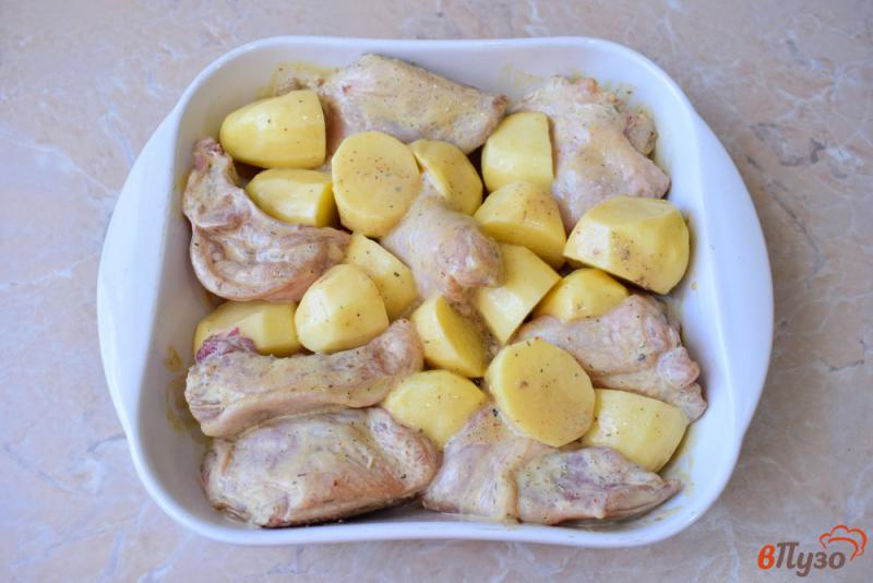 Фото приготовление рецепта: Курица с картофелем в духовке шаг №3
