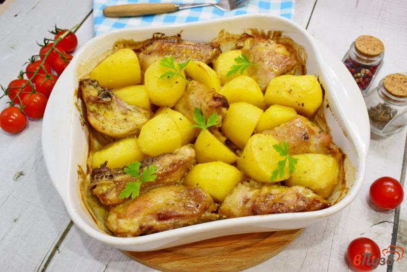 Фото приготовление рецепта: Курица с картофелем в духовке шаг №4
