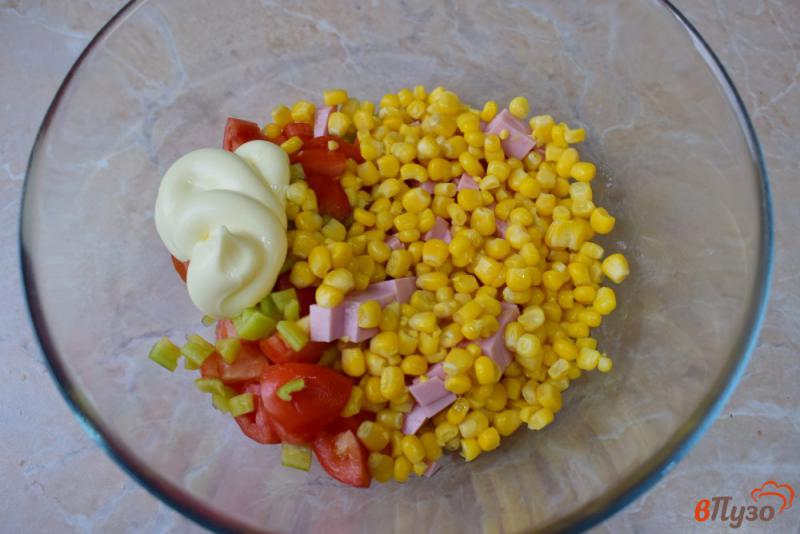 Фото приготовление рецепта: Салат из помидоров с кукурузой и колбасой шаг №3