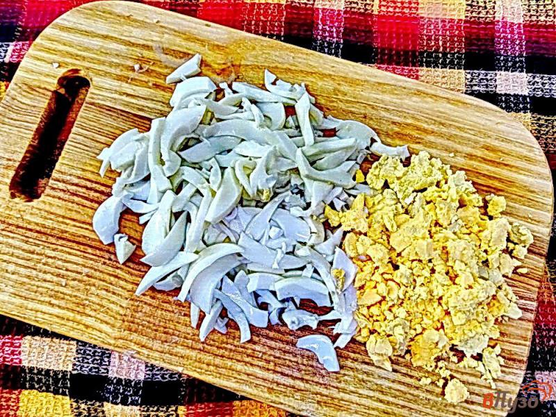 Фото приготовление рецепта: Салат из кальмаров и огурца шаг №5
