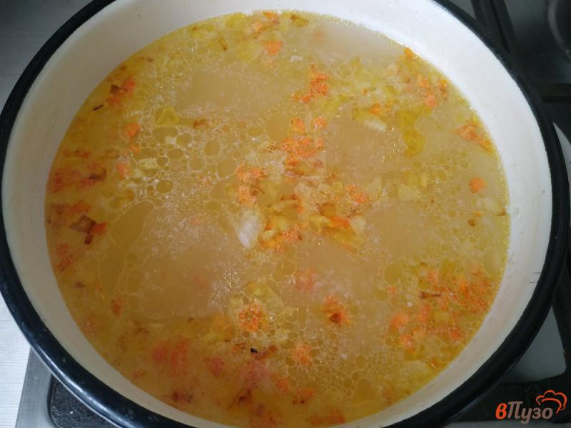 Фото приготовление рецепта: Куриный суп с яйцом шаг №4