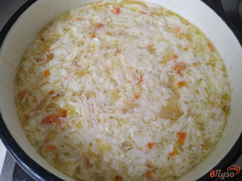 Фото приготовление рецепта: Куриный суп с яйцом шаг №6