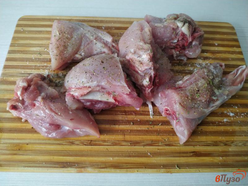 Фото приготовление рецепта: Кролик тушеный со сливками и травами шаг №3