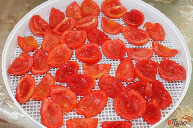 Фото приготовление рецепта: Вяленые томаты с жареным чесноком шаг №2