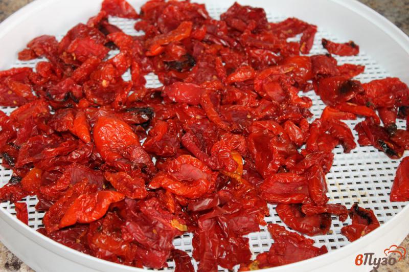 Фото приготовление рецепта: Вяленые томаты с жареным чесноком шаг №3