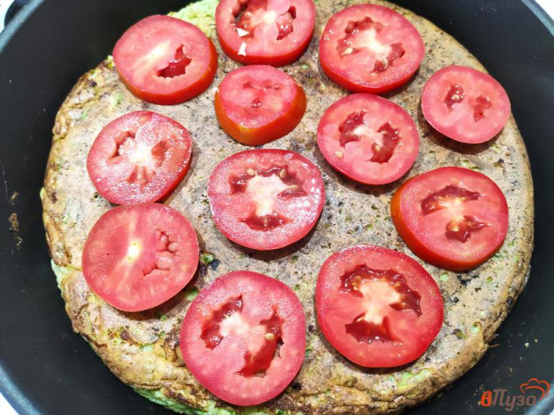Фото приготовление рецепта: Кабачковая пицца с помидорами и сыром шаг №7