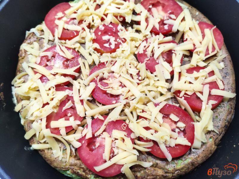 Фото приготовление рецепта: Кабачковая пицца с помидорами и сыром шаг №8