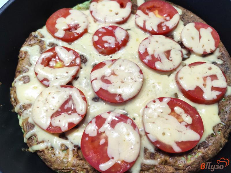 Фото приготовление рецепта: Кабачковая пицца с помидорами и сыром шаг №9