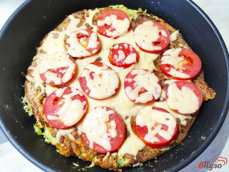 Фото приготовление рецепта: Кабачковая пицца с помидорами и сыром шаг №10