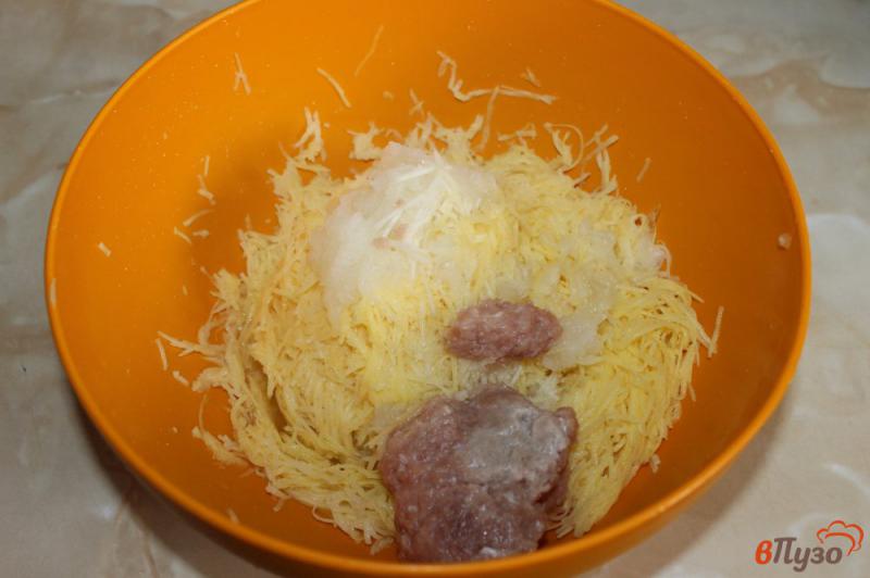 Фото приготовление рецепта: Картофельные драники с мясом шаг №3